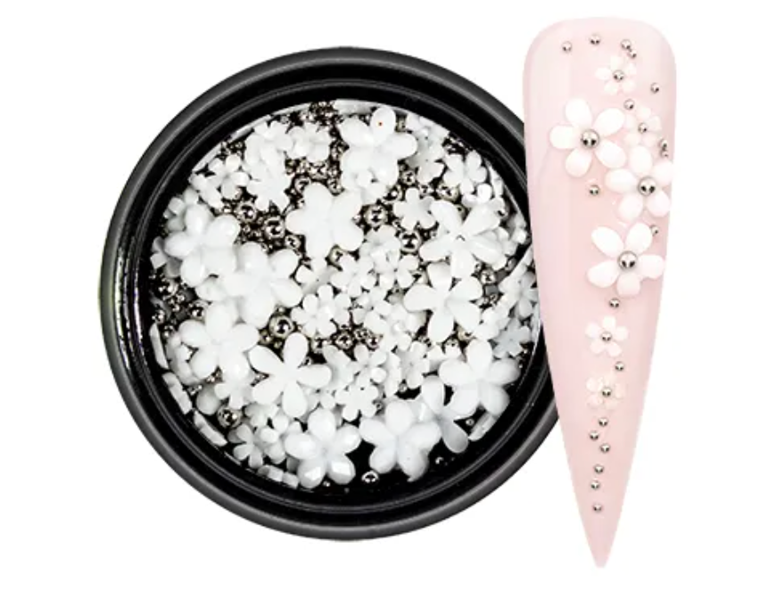 Nageldekor blommor och silverpärlor